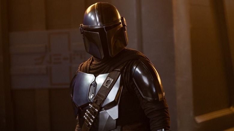 Din Djarin em sua armadura olhando para a esquerda em The Mandalorian