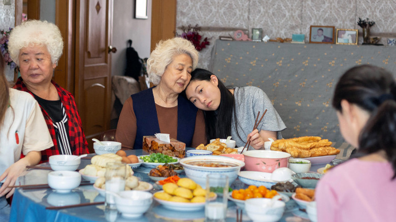Zhao Shu-zhen and Awkwafina in The Farewell
