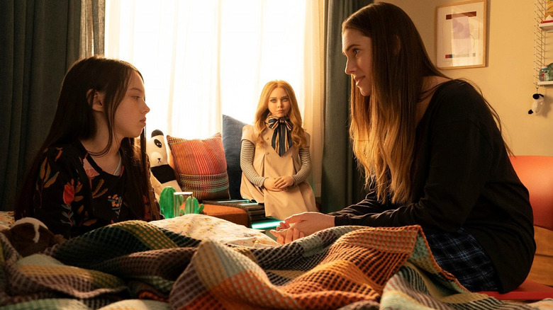 Violet McGraw and Allison Williams in M3GAN