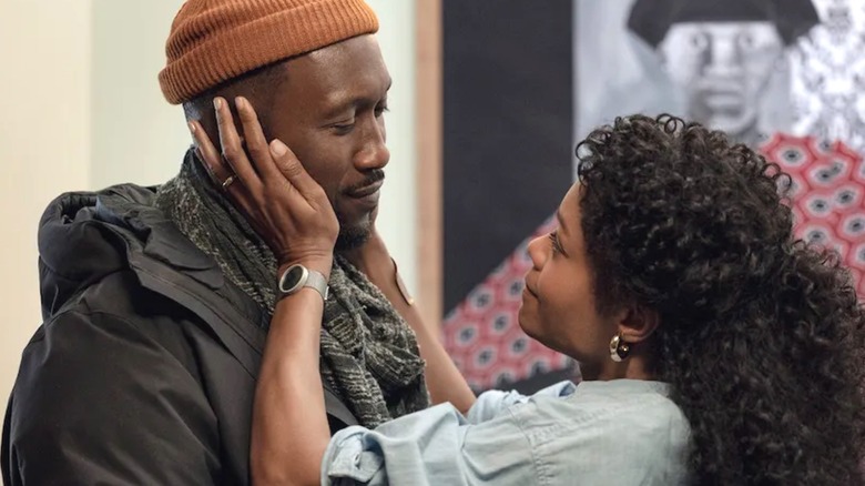 கேமரூனாக மஹெர்ஷாலா அலி ஸ்வான் பாடலில் பாப்பியாக நவோமி ஹாரிஸை அன்புடன் பார்க்கிறார்