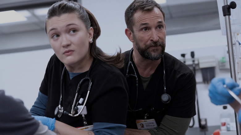 Santos et Robby travaillent sur un patient à The Pitt