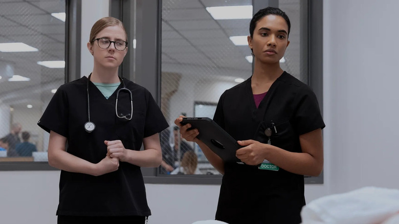 Mel et Samira prennent des notes sur leurs patients dans The Pitt