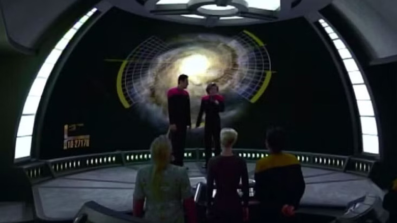 A wide shot of the astrometrics lab on Star Trek: Voyager