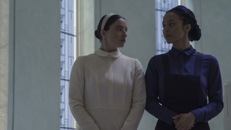 Daisy en Agnes kijken elkaar aan in The Testaments