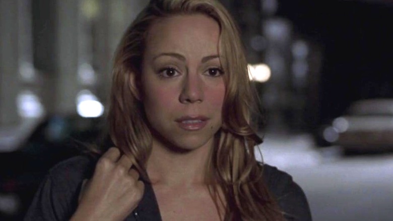 Billie Frank kijkt buiten boos in Glitter