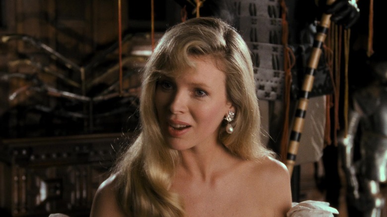 Vicki Vale van Kim Bassinger staat in een tentoonstellingsruimte in Wayne Manor in Batman