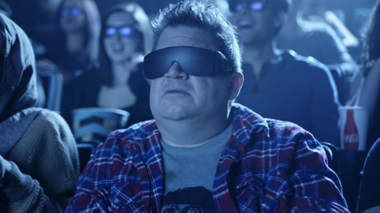 ప్యాటన్ ఓస్వాల్ట్ అంకుల్ డస్టీ డైమెన్షన్ 404లో భారీ VR అద్దాలు ధరించి థియేటర్‌లో కూర్చున్నాడు