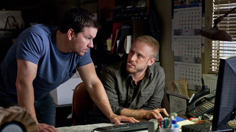 Mark Wahlberg as Chris Farraday talks crooked business with Ben Foster as Sebastian Abney in Contraband