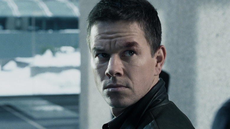 Mark Wahlberg's Max Payne turns to his left in Max Payne