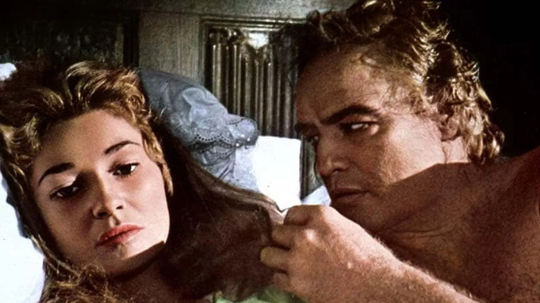 Miss Jessel e Quint refletem na cama