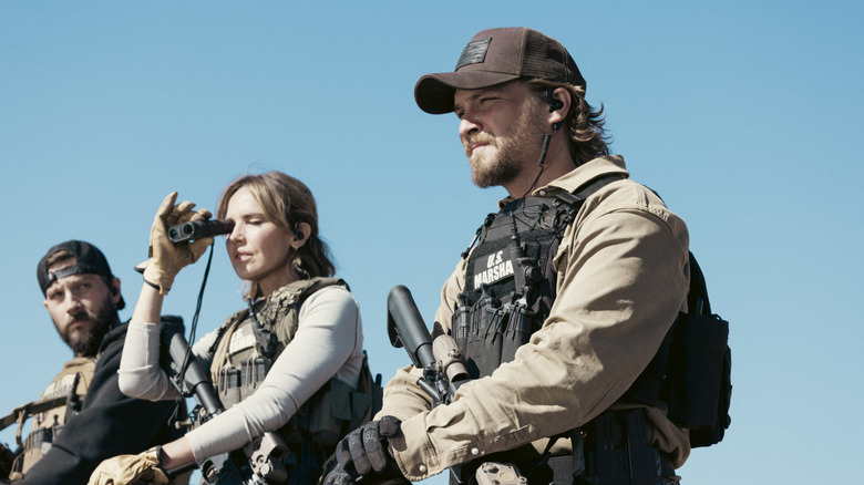 లోగాన్ మార్షల్-గ్రీన్ యొక్క పీట్ కాల్విన్, ఏరియల్ కెబెల్ యొక్క బెల్లె స్కిన్నర్ మరియు ల్యూక్ గ్రిమ్స్ యొక్క కైస్ డటన్ మార్షల్స్‌లో నీలి ఆకాశం వైపు గుర్రాలపై కూర్చొని ఉన్నారు