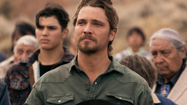 మార్షల్స్‌లో జరిగిన స్మారక కార్యక్రమంలో కేస్ డటన్ తన టోపీని గుండెపై పెట్టుకున్నాడు