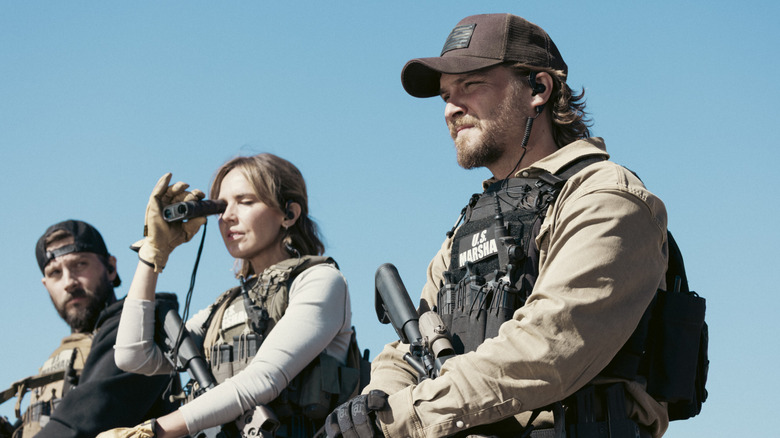 Logan Marshall-Green's Pete Calvin, Arielle Kebbel's Belle Skinner en Luke Grimes' Kayce Dutton worden gezien zittend op paarden tegen een blauwe lucht in Marhsals