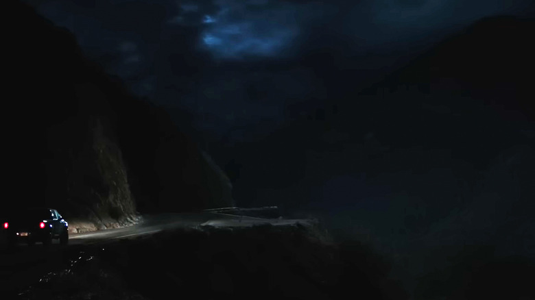 Een vrachtwagen nadert 's nachts het gebied dat bekend staat als het treinstation in Yelowstone