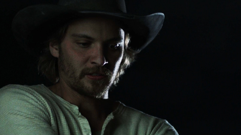 Case Dutton de Luke Grimes se ve en primer plano sobre un fondo negro en Yellowstone