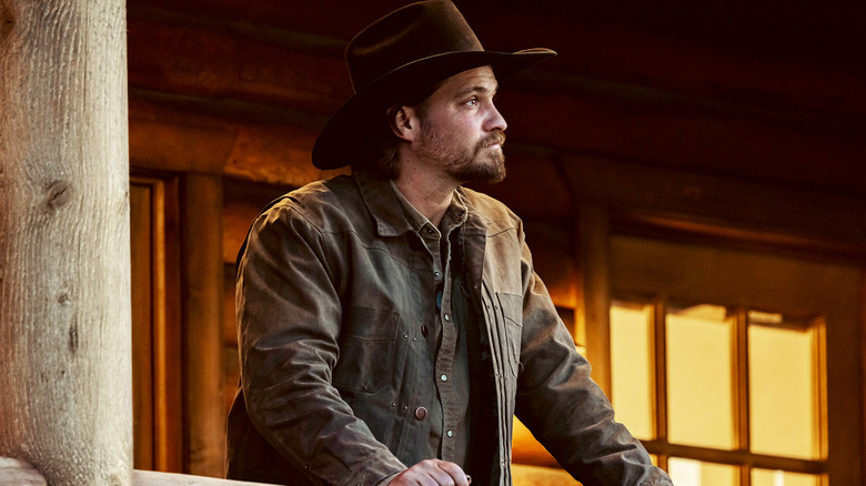 Kayce Dutton de Luke Grimes regarde depuis son porche dans Marshals