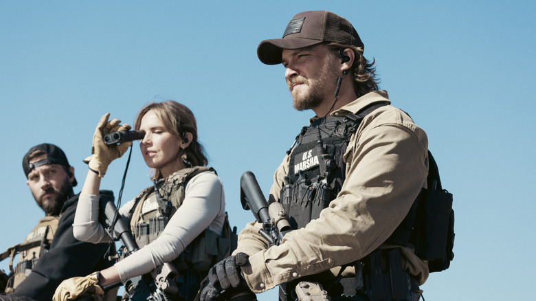 Pete Calvin de Logan Marshall-Green, Belle Skinner d'Arielle Kebbel et Kayce Dutton de Luke Grimes sont vus assis sur des chevaux contre un ciel bleu dans Marshals