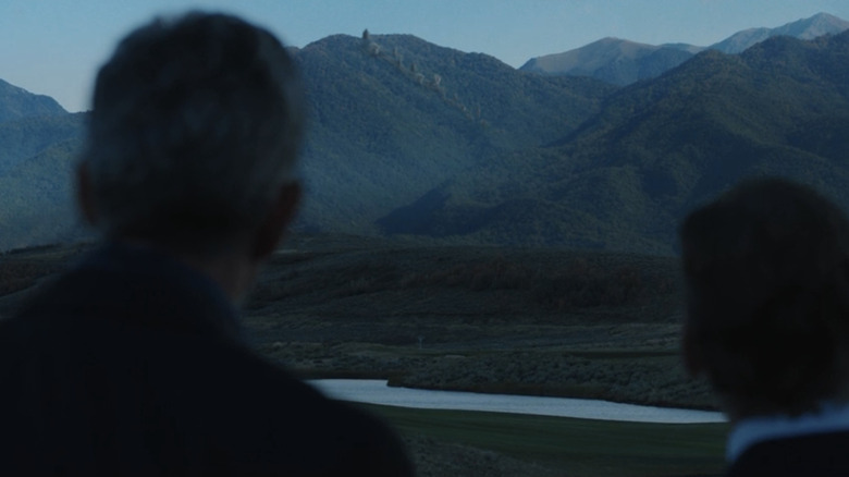 Dan Jenkins van Danny Huston kijkt toe terwijl er explosies ontstaan ​​op een berg in Yellowstone