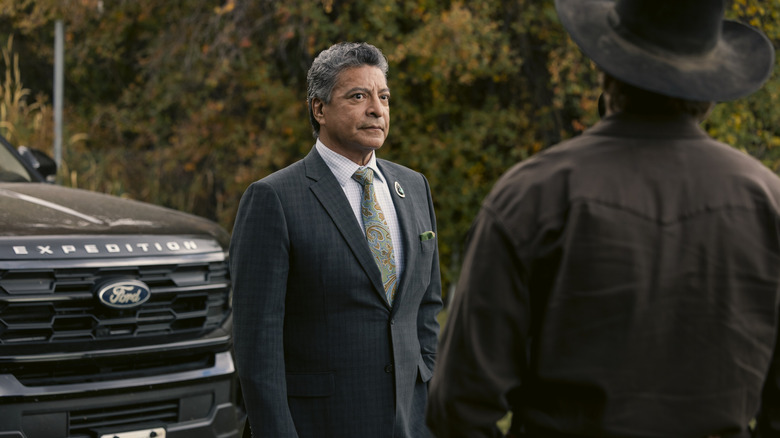 கெய்ஸ் டட்டன் (லூக் கிரிம்ஸ்) தாமஸ் ரெயின்வாட்டருக்கு (கில் பர்மிங்காம்) குறுக்கே நிற்கிறார் 