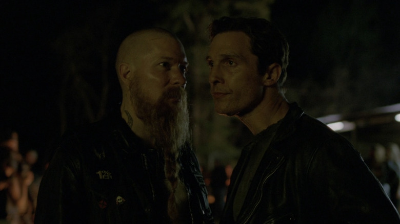 ట్రూ డిటెక్టివ్‌లో జోసెఫ్ సికోరా యొక్క జింజర్ పక్కన మాథ్యూ మెక్‌కోనాఘే యొక్క రస్టిన్ కోహ్లే నిలిచాడు