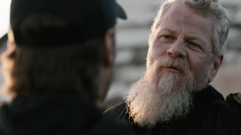 Michael Cudlitz's Randall Clegg talks to Luke Grimes' Kayce Dutton in Marshals