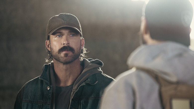 రిలే గ్రీన్ యొక్క గారెట్, లోగాన్ మార్షల్ గ్రీన్ యొక్క పీట్ కాల్విన్‌ను చూస్తున్నాడు, అతను మార్షల్స్‌లో కెమెరాకు తిరిగి వచ్చాడు