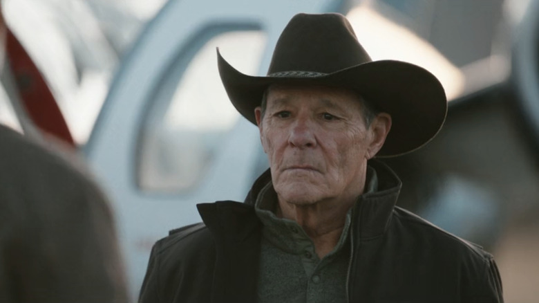 Chris Mulkey's Tom Weaver stands next to a plane in Marshals