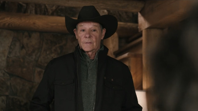 Chris Mulkey's Tom Weaver stands in Kayce Dutton's cabin in Marshals