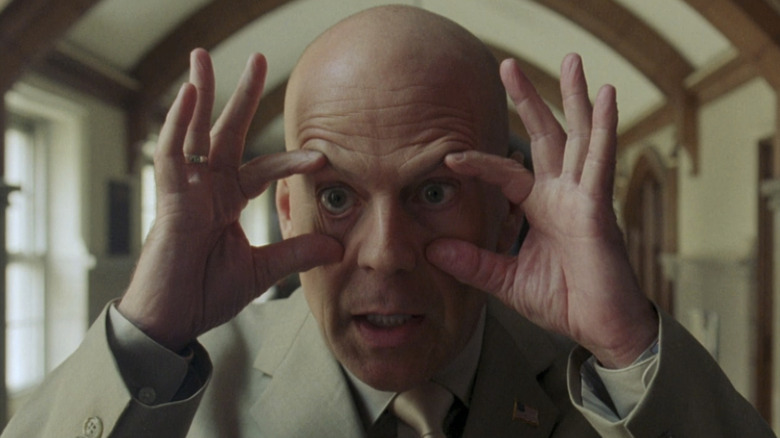 బ్రూస్ విల్లీస్ ప్రిన్సిపాల్ జారెడ్ టి. కిర్క్‌ప్యాట్రిక్ హైస్కూల్ ప్రెసిడెంట్ హత్యలో పాఠశాల హాలులో నిలబడి ముఖం చాటేశాడు