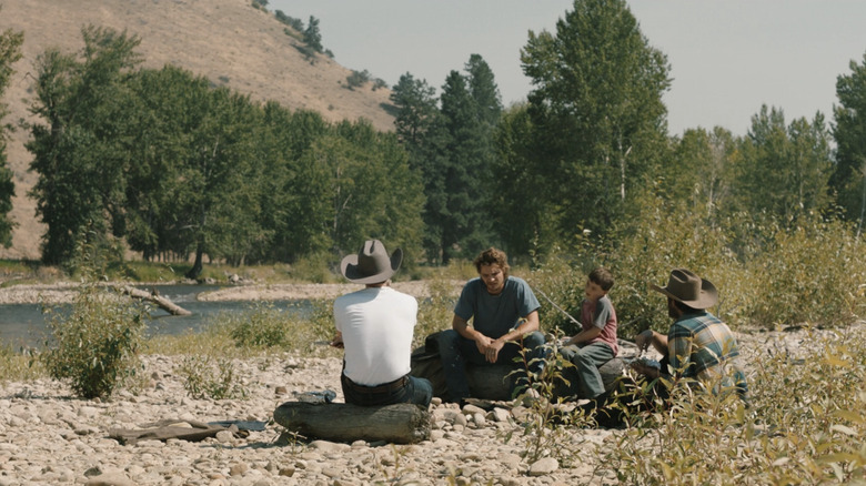 ల్యూక్ గ్రిమ్స్ 'కేస్ డట్టన్ బ్రెకెన్ మెర్రిల్ యొక్క టేట్ డట్టన్, వెస్ బెంట్లీ యొక్క జామీ డట్టన్ మరియు డేవ్ అన్నబుల్ యొక్క లీ డట్టన్‌లతో ఎల్లోస్టోన్‌లోని నది ఒడ్డున కూర్చున్నాడు