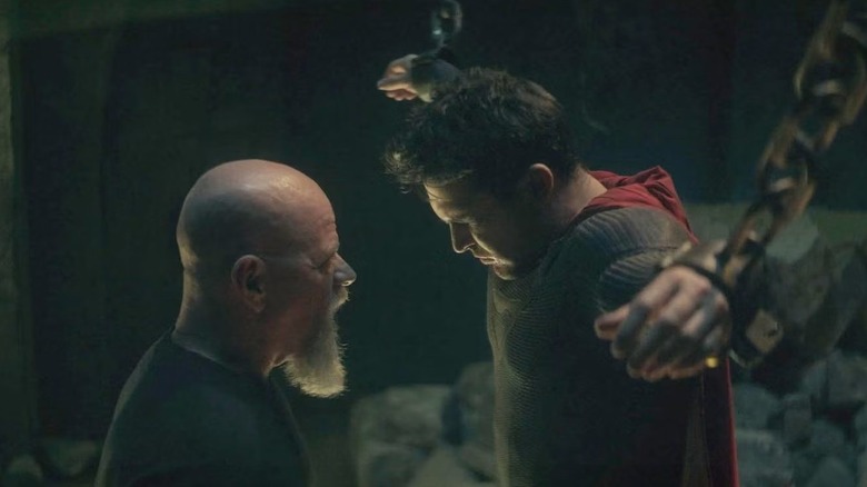 மைக்கேல் கட்லிட்ஸ், லெக்ஸ் லூதராக, டைலர் ஹோச்லின் முன் நின்று சூப்பர்மேன் & லோயிஸில் சூப்பர்மேனாக சங்கிலியால் பிணைக்கப்பட்டார்