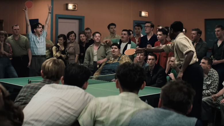 மார்டி மவுசர் (திமோதி சாலமேட்) மார்டி சுப்ரீம் போட்டியில் வாலிக்கு (டைலர் ஒகோன்மா) எதிரான வெற்றியைக் கொண்டாடுகிறார்