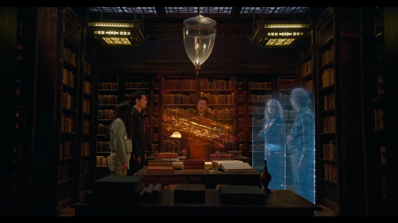 Simu Liu como Shang-chi, hablando en los Vengadores sobre un holograma de los diez anillos en Shang Chi y la leyenda de los diez anillos