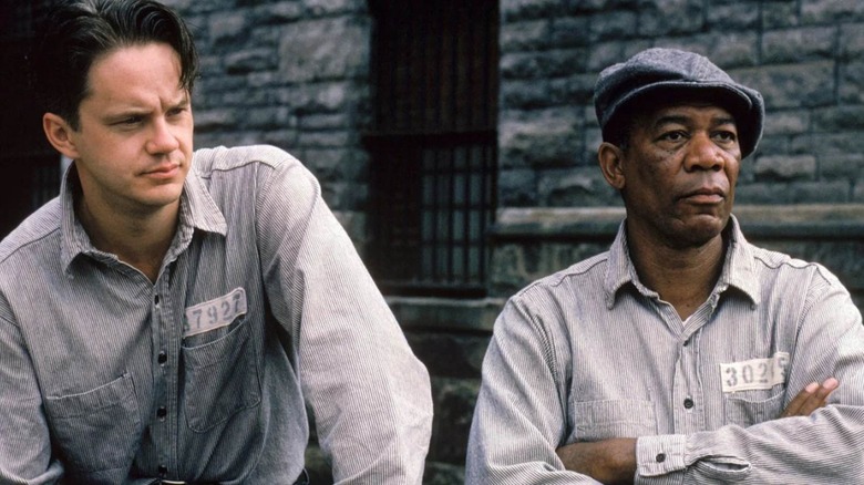 Tim Robbins como Andy Dufresne e Morgan Freeman como vermelho estão sentados juntos em uma prisão em Shawshak Redemption