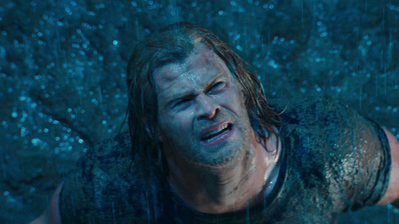 Thor regardant sous la pluie dans Thor (2011)
