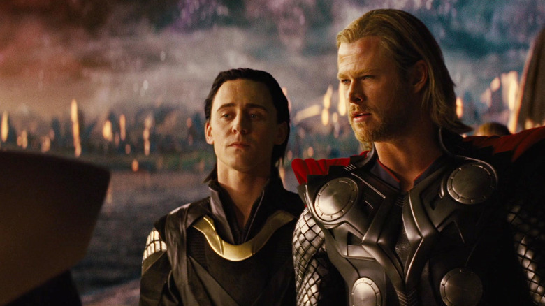 Loki et Thor debout ensemble à Asgard dans Thor (2011)