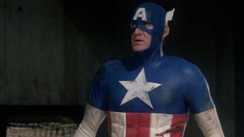 Captain America terlihat prihatin di Captain America (1990)
