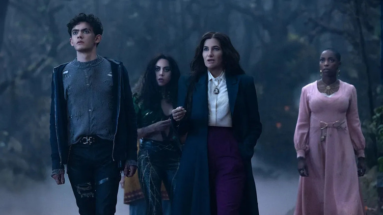 Agatha y sus brujas en un bosque brumoso.