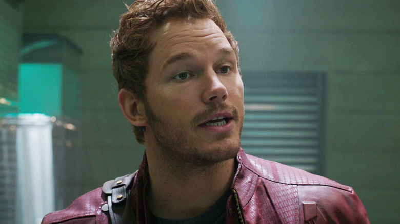 Chris Pratt a Peter Quill stands in a green room in Guardians of the Galaxy