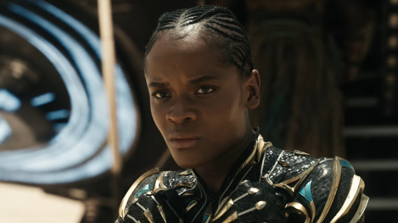 Shuri als Black Panther die haar armen over haar borst kruist in Avengers: Doomsday