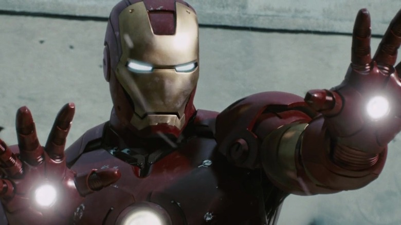 రాబర్ట్ డౌనీ జూనియర్ యొక్క ఐరన్ మ్యాన్ ఐరన్ మ్యాన్.jpgలో తన హ్యాండ్ బ్లాస్టర్‌లను లక్ష్యంగా చేసుకున్నాడు