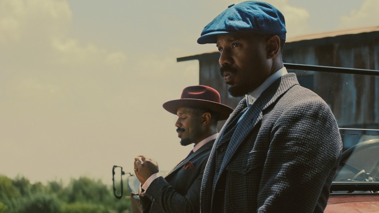 సిన్నర్స్‌లో వారి కారుపై వాలుతున్న స్టాక్ మరియు పొగ