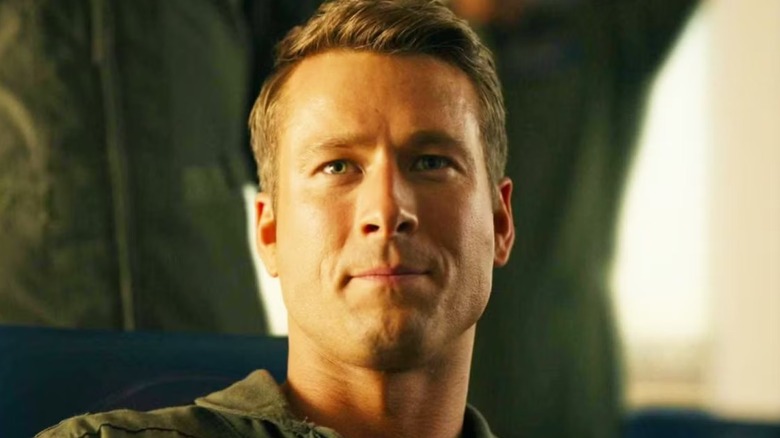 Glen Powell as Hangman smiling in Top Gun: Maverick