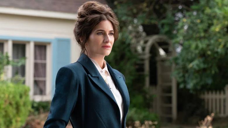 Kathryn hahn as Agatha Harkness outside her​ house in Agatha all⁤ Along