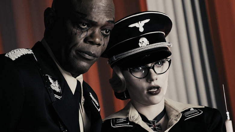Samuel L. Jackson como Octopus y Scarlett Johansson como hilo dental de seda vestido con uniformes nazis con el espíritu