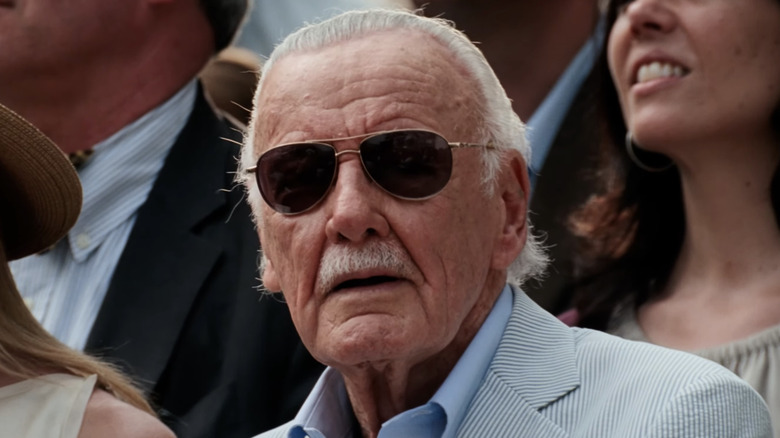 Stan Lee est vu en gros plan alors qu'il est assis dans une foule dans The Amazing Spider-Man 2