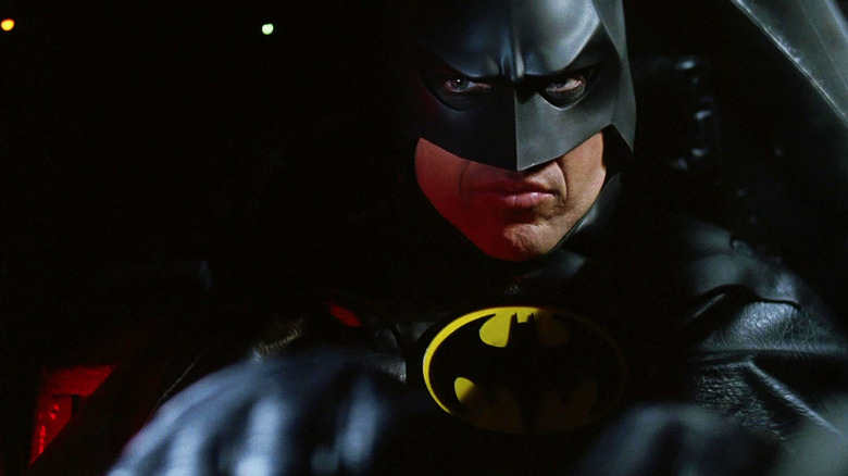 Batman de Michael Keaton est vu tenant le volant de la Batmobile dans Batman Returns