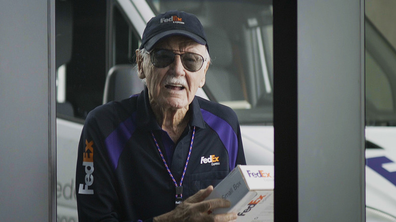 Stan Lee porte un uniforme FedEx et regarde à travers une fenêtre dans Captain America Civil War