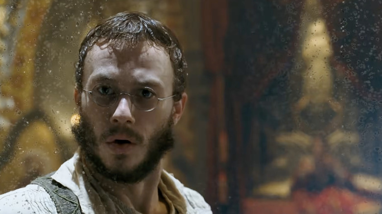 Heath Ledger as Jake Grimm staring confused at a mirror in The Brothers Grimm