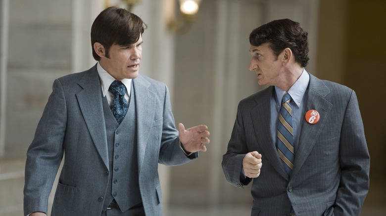 Josh Brolin dans le rôle de Dan White marchant aux côtés de Sean Penn dans le rôle d'Harvey Milk dans Milk